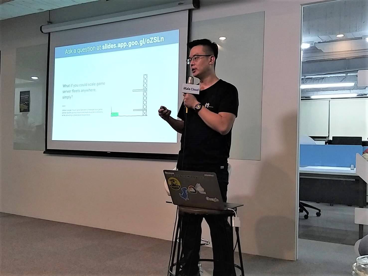 Google Cloud 客戶工程師 Edward Chuang 與現場觀眾分享 Google Cloud 解決方案。